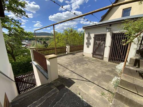 Terrasse und Nebengebäude - 5 Zimmer Einfamilienhaus in Rudolstadt