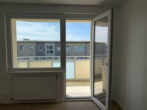 Wohnzimmer/ Balkon - Attraktive 1-Raum Wohnung mit Balkon in Samtens