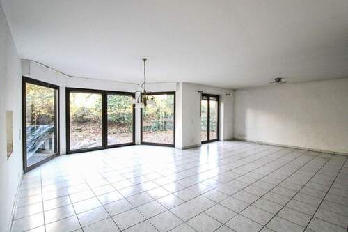 13) großes Wohnzimmer mit Kaminecke - 