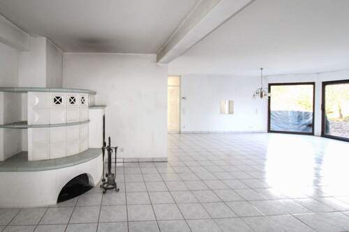 14) geräumiges Wohnzimmer mit Kaminecke - 