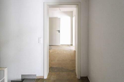 20) Zugang vom Wohnhaus zum gewerblichen Bereich - 