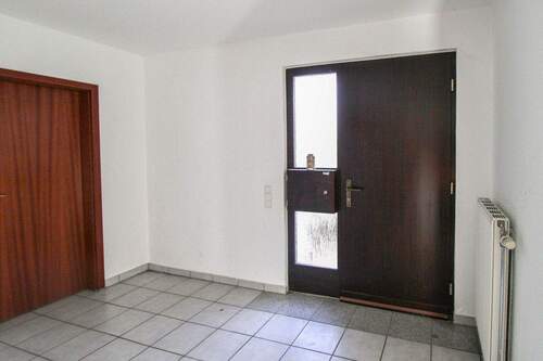 5) Hauseingangsbereich ehem. Gewerbe - 