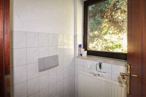 7) Gäste-WC akt. Büroeinheit Erdgeschoss - 