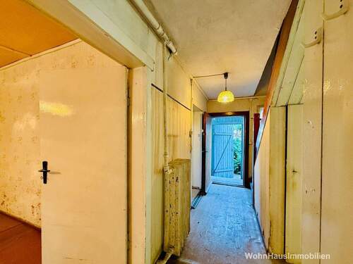 Flur mit Treppenaufgang - 4 Zimmer Einfamilienhaus zum Kaufen in Panketal