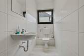 Separates 3,43 m² großes Gäste-WC mit Fenster - 