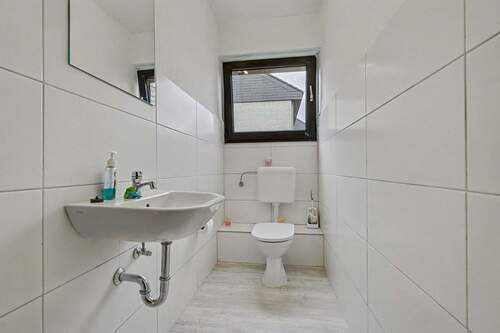 Separates 3,43 m² großes Gäste-WC mit Fenster - 