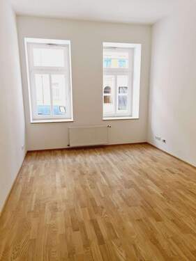 Wohnzimmer - Terrasse - Stellplatz mgl. - Wanne u. Dusche - Parkett - Frei ab 1.4.26