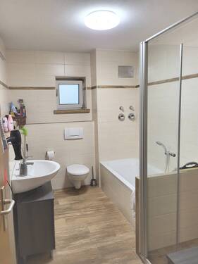 Bad - Badewanne, Dusche u. Fenster - 