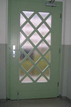 Haustür - 2 Zimmer Etagenwohnung zur Miete in Chemnitz