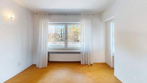 Wohnzimmer Blick raus o.M. - 1 Zimmer Etagenwohnung in München