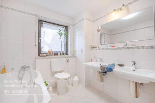 Tageslicht Bad mit Wanne - 