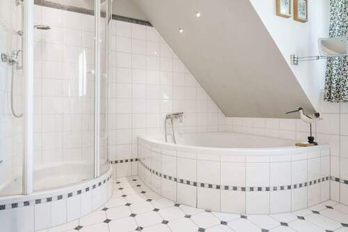 Badezimmer mit Wanne und Dusche - 