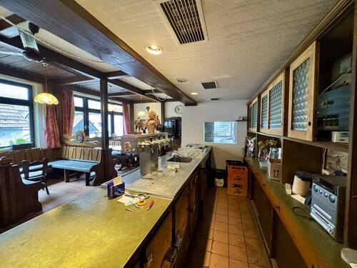 und hinter der Theke - 