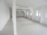 langer Flügel - Helle Büro- Atelierräume höhere Räume, Parkplatz, zu vermieten.