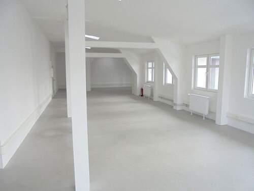 langer Flügel - Helle Büro- Atelierräume höhere Räume, Parkplatz, zu vermieten.
