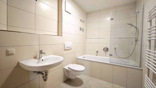 modernisiertes Wannenbad - 