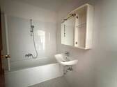 Badezimmer mit Wanne, WC und Waschbecken - 