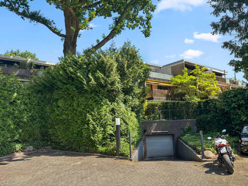 Eigener Stellplatz hinter dem Haus - 
