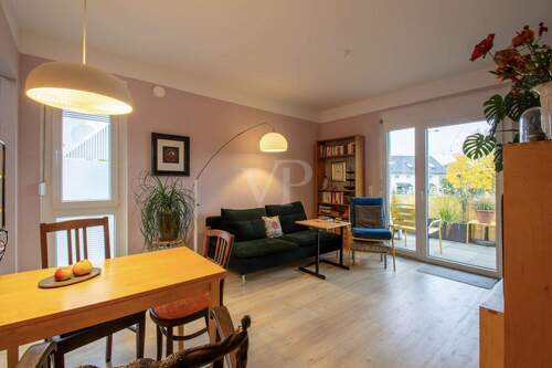 Wohnbereich mit Balkonausgang - 2 Zimmer Etagenwohnung zum Kaufen in Erfurt