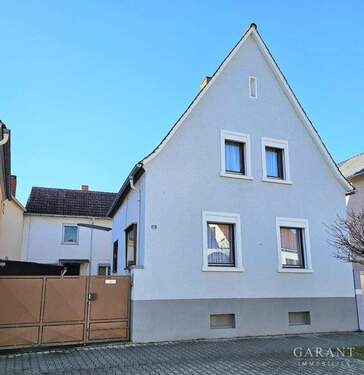 Vorderansicht - * Zwei Häuser mit großem Grundstück und viel Potential! *