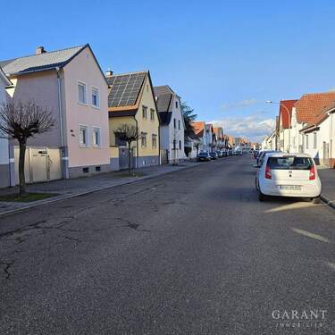 Strassenansicht - 8 Zimmer Mehrfamilienhaus, Wohnhaus zum Kaufen in Haßloch