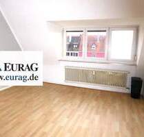 N-Eberhardshof: Helle und gemütliche 3-Zi-DG-Whg (2.OG o. Lift) in ruhiger Lage, EBK zur Ablöse - Nürnberg Seeleinsbühl