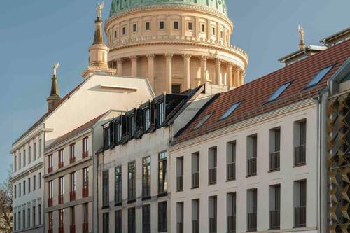 Stadtpalais-Rohling mit Nikolaikirche im Hintergrund - 1 Zimmer Mehrfamilienhaus, Wohnhaus zum Kaufen in Potsdam