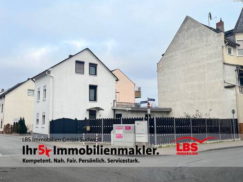 Aussenansicht - Das Eifamilienhaus mit neuer Heizung und Grundstück. In Koblenz!