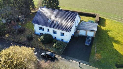 Großzügiges Zweifamilienhaus mit erneuertem Dach - 