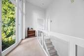 Galerie mit Treppe im OG. - 