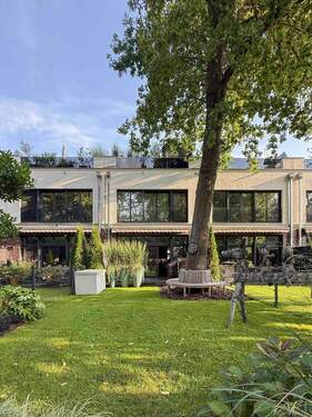 Gartenansicht - Design-Townhouse in exklusivem Villenpark - Idyllisch Wohnen mit viel Platz, Terrasse und Garten