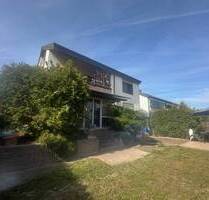 *Freistehendes 3-Familienhaus in beliebter Lage*Selbstwohnen im EG mit Garten - OG + DG vermieten* - Altrip