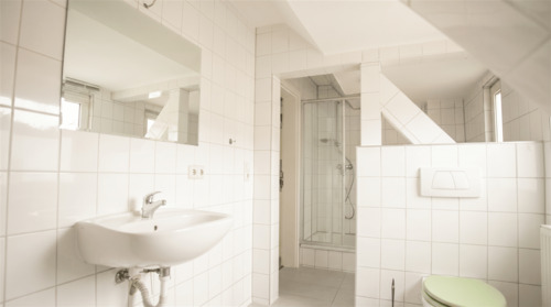 Bad mit Dusche - 