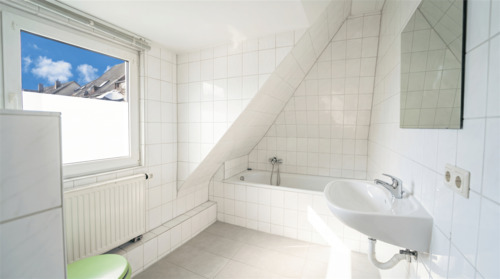 Tageslichtbad mit Badewanne - 