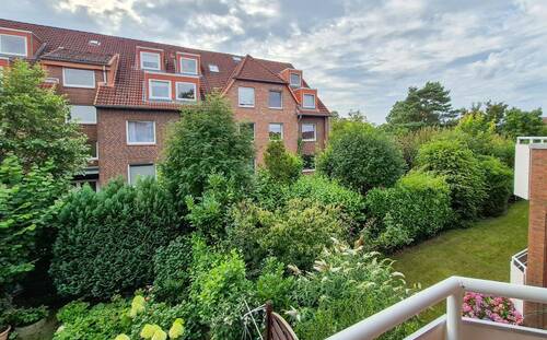 Gartenblick vom Balkon - Schöne 2,5-Zimmer-Wohnung mit Balkon und Einzelgarage