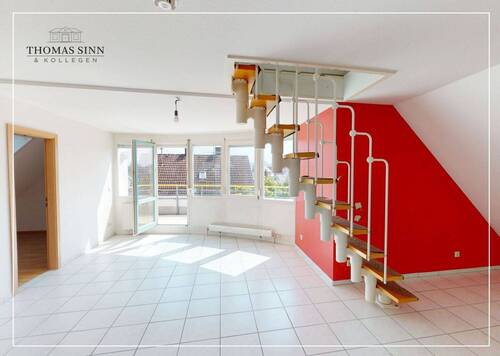 Wohn-/Esszimmer - RENOVIERUNGSBEDÜRFTIGE 3-ZIMMER-DG-WOHNUNG MIT WOHNLICH AUSGEBAUTER BÜHNE - TG- UND AUSSENSTELLPLATZ