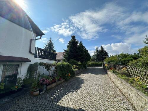 Einfahrt - 6 Zimmer Doppelhaushälfte zum Kaufen in Dresden