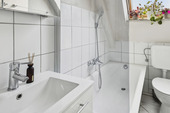 Badezimmer mit Wanne und Fenster - 
