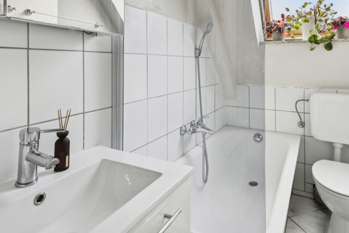 Badezimmer mit Wanne und Fenster - 