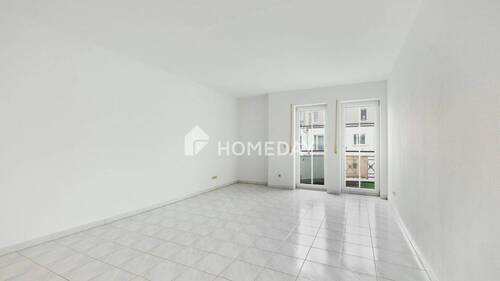 Wohnzimmer 1 - Einziehen & wohlfühlen: Gepflegte 3-Zimmer-Wohnung mit zwei Balkonen und TG-Stellplatz