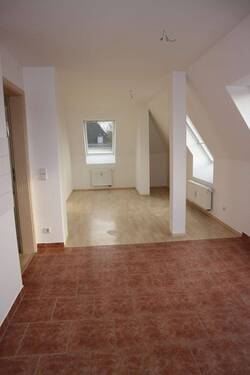Wohnzimmer mit offener Küche - 2 Zimmer Etagenwohnung zur Miete in Chemnitz