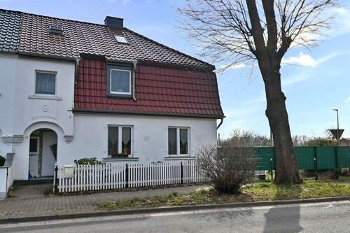 Vorderansicht - Attraktive Doppelhaushälfte mit Gartenidylle und modernem Wohnkomfort