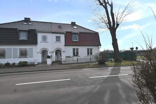 Vorderansicht - 6 Zimmer Doppelhaushälfte in Möckern