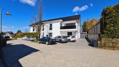 Stellplatz vor dem Haus - Neuwertige Eigentumswohnung mit Balkon in ruhiger Lage von Wermelskirchen-Dabringhausen