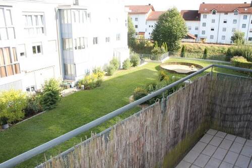 Blick vom Balkon zum kleinen Spielplatz - 