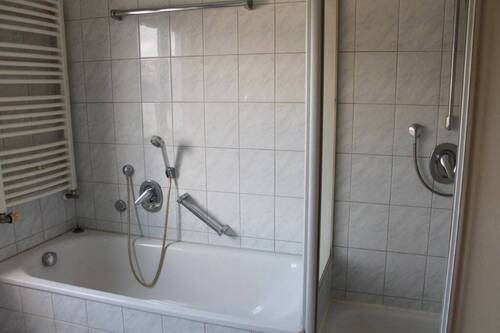 Bad mit Badewanne und Dusche - 
