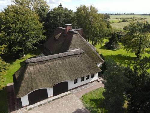 Außenansicht Garagen - Einfamilienhaus mit 286,00 m&sup2; in Tating zum Kaufen