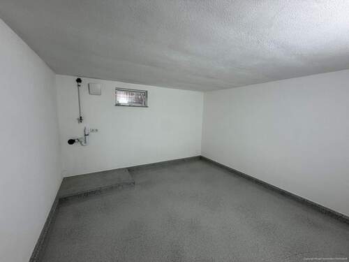 Kellerabteil mit Waschmaschinenanschluss - 