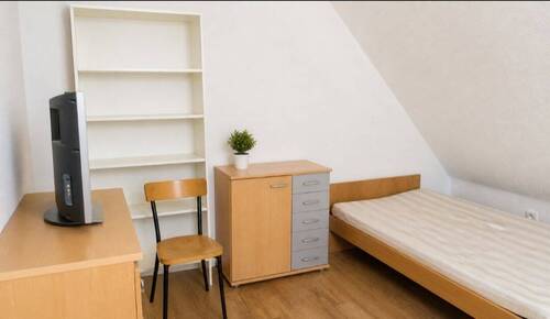 Schlafzimmer KI aufgeräumt - 