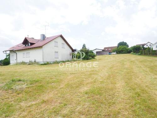 Aussenansicht - ** Attraktive Entwicklungsimmobilie: Zweifamilienhaus mit ca. 5.987 qm Bauland in Ortsrandlage**